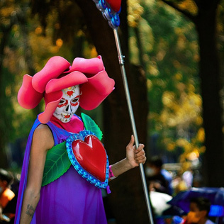 Mujer de cara pintada calavera
