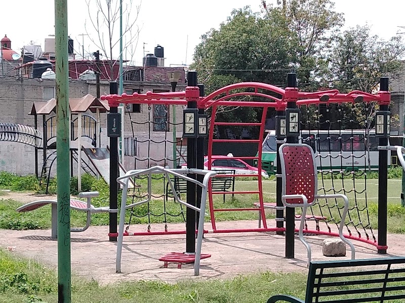 Parque con aparatos para realizar actividad física al aire libre.
